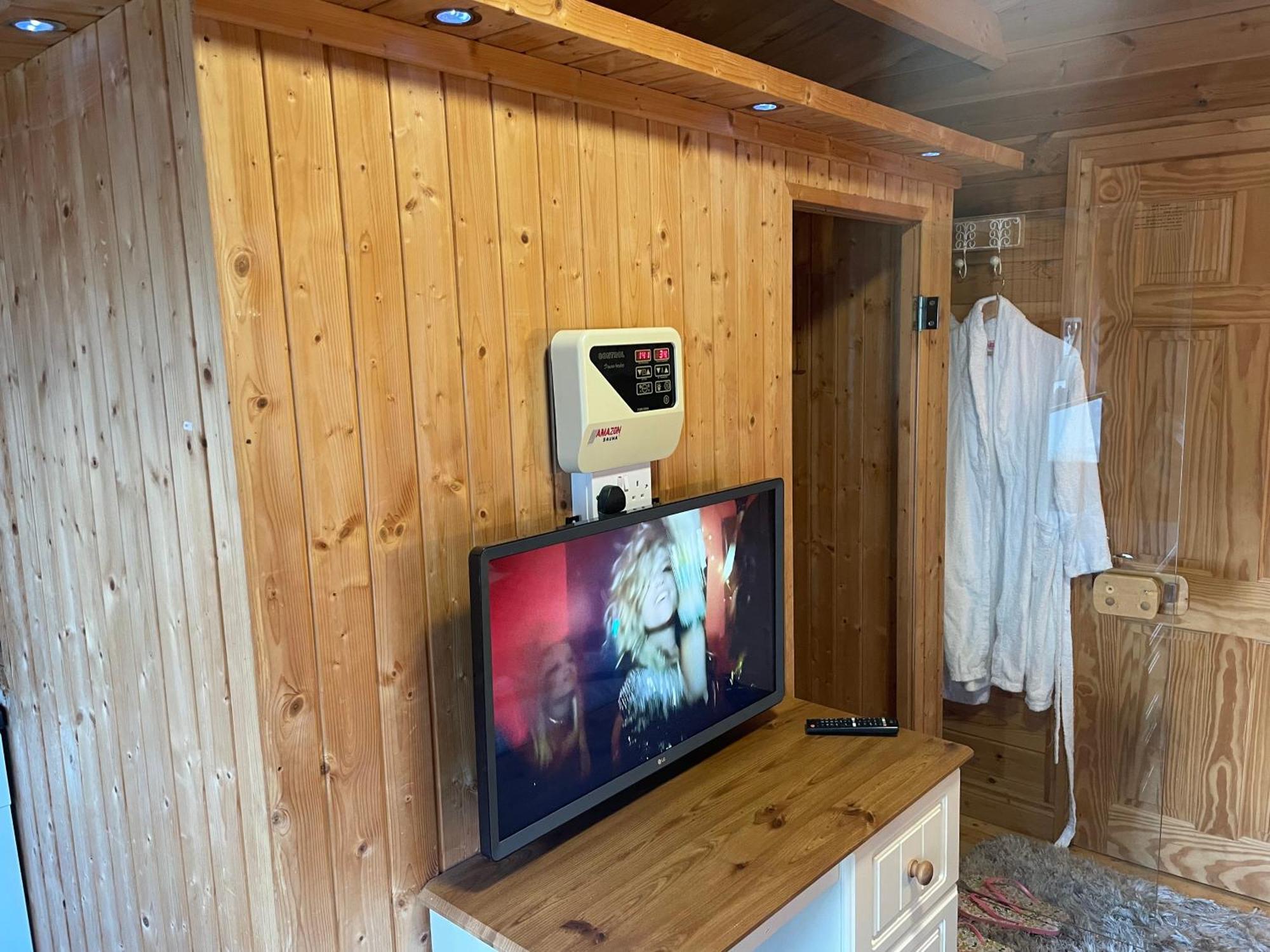 Chalet Free Sauna & Spa Superking Bed Killaloo 外观 照片